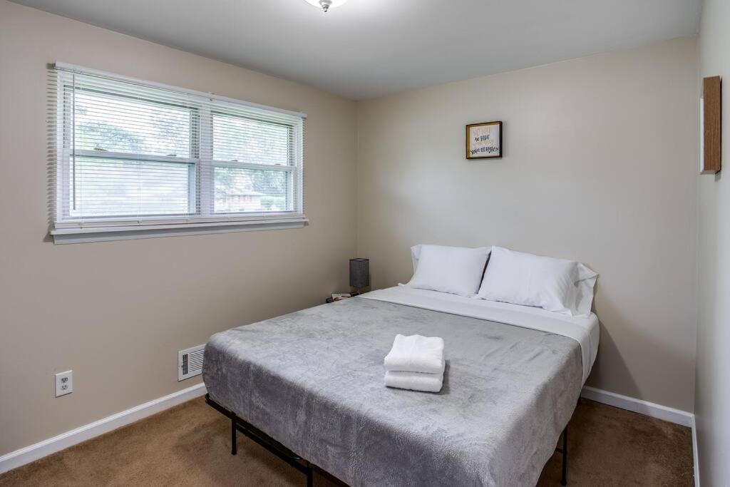 Apartament {Quiet Suburban Ranch Hot Tub} Mins Arpt/Rit/Dwnt Rochester Zewnętrze zdjęcie
