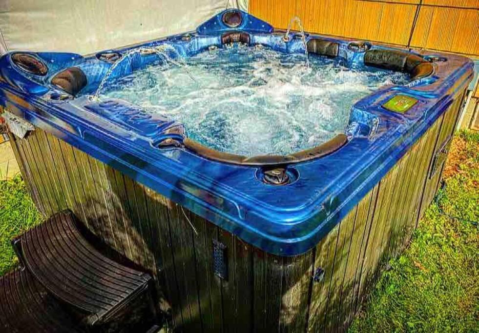 Apartament {Quiet Suburban Ranch Hot Tub} Mins Arpt/Rit/Dwnt Rochester Zewnętrze zdjęcie