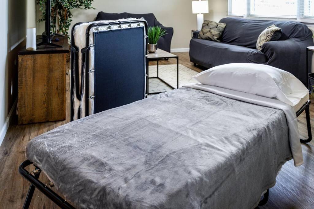 Apartament {Quiet Suburban Ranch Hot Tub} Mins Arpt/Rit/Dwnt Rochester Zewnętrze zdjęcie