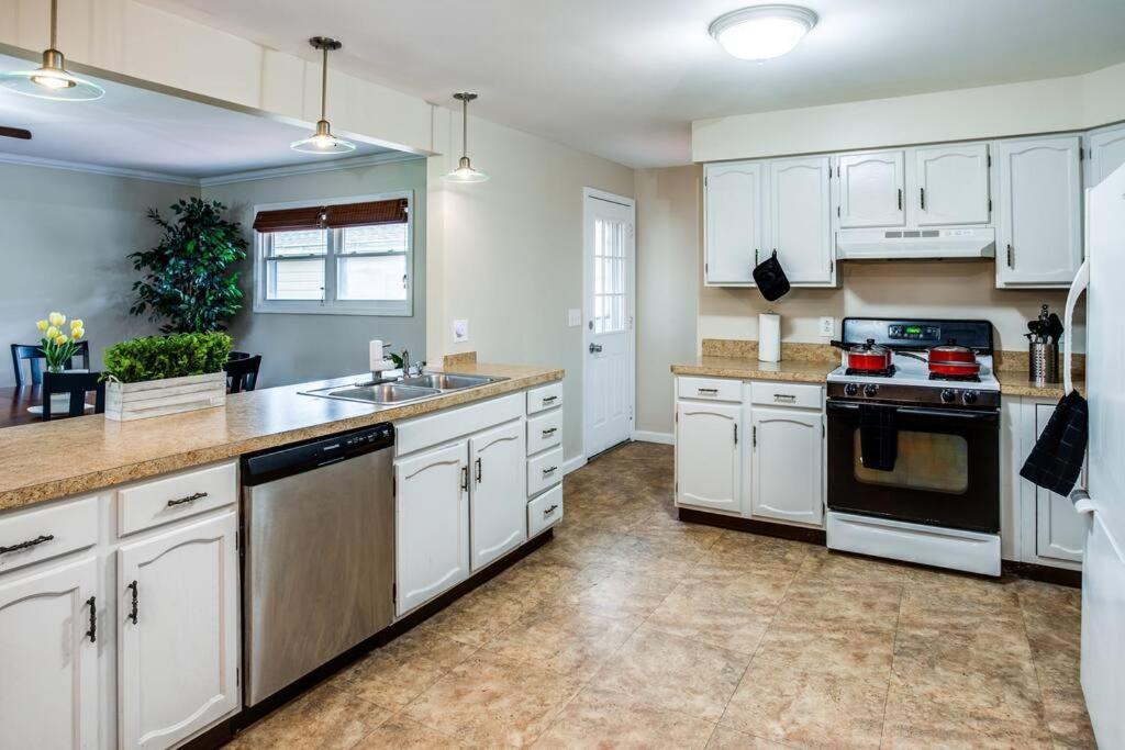 Apartament {Quiet Suburban Ranch Hot Tub} Mins Arpt/Rit/Dwnt Rochester Zewnętrze zdjęcie